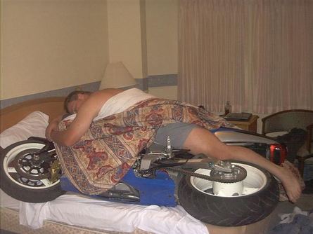 Motorrad im Bett.jpg