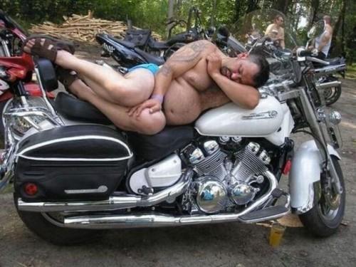 Motorrad als Bett.jpg