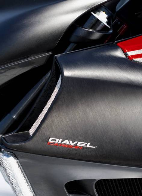 Detail-Ducati-Diavel-carbon-scoop.jpg