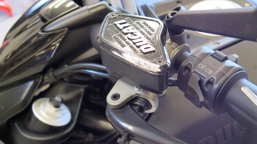 Ducati Diavel Unfallschaden 007 (Kopie).JPG