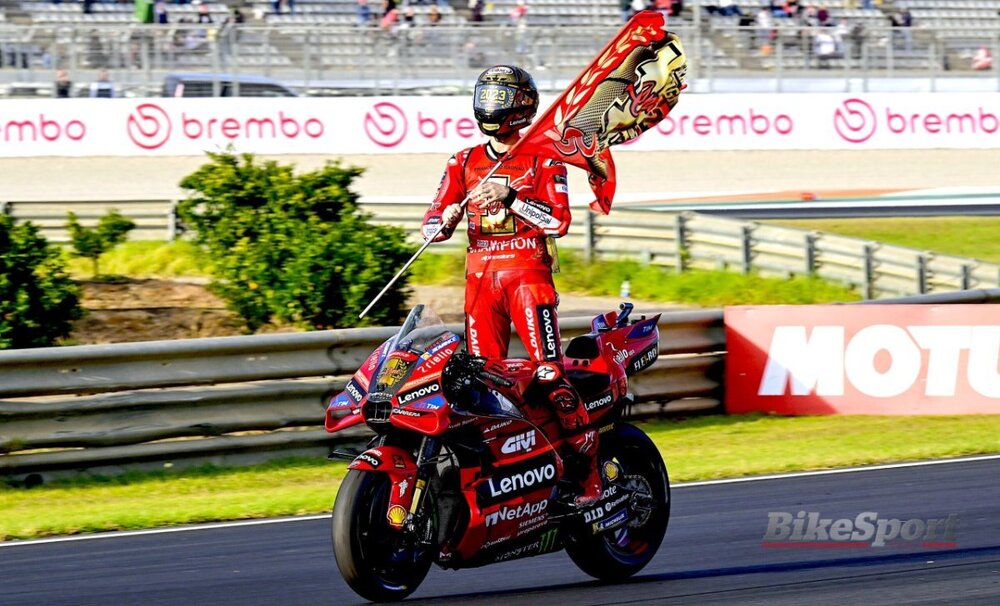 Pecco-Bagnaia-Ducati-Lenovo-Team-Ducati-GP23-2023-MotoGP-Valencia-MotoGP-Circuit-Ricardo-Tormo-action-celebration-Gold-Goose-scaled.jpg